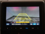 バックカメラ搭載です!車庫入れが苦手な人はもちろん、車両感覚に自信がある人にもお勧めです!見えない箇所が見えるようになるので、低い障害物や隠れてしまっている子供の存在等にも気付く事が出来ます。