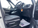 高いホールド性で運転姿勢が安定します。長距離ドライブでも疲れにくいのが魅力です。快適なドライビングライフをお送りください♪