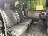 後部座席も気になるようなキズ・汚れやへたり等、大きなダメージはなく、良好な状態です。