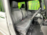 運転席まわりには十分なスペースがあり、大柄な方でもゆったり運転していただける環境です。