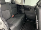 【足元広々】後席も足元広々でお子様も乗りやすいです。フロアマットもきれいです。