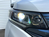 【LEDヘッドライト】悪天候や夜間走行時も良好な視界を確保し安心して運転できる高輝度LEDヘッドライトを装備!点灯速度が早く、消費電力も抑えられています。