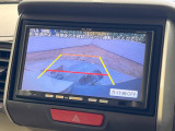 【バックカメラ】駐車時に後方がリアルタイム映像で確認できます。大型商業施設や立体駐車場での駐車時や、夜間のバック時に大活躍!運転スキルに関わらず、今や必須となった装備のひとつです!