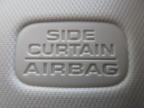 サイドカーテンエアバックシステムは、側面衝突時に大人から子供までさまざまな体格の乗員の頭部や頚部を広範囲で保護。特にセンターピラーへの頭部衝突を防ぐ展開性能を実現しています。