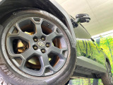 【純正18インチアルミホイール】外観にマッチした純正アルミホイールを装着しております。各種社外アルミホイールや、スタッドレスタイヤも取扱いしております。是非ご相談ください♪
