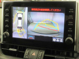 パノラミックビューモニター付きです。車両を上から見たような映像をディスプレイオーディオ画面に表示。運転席からの目視だけでは見にくい、車両周辺の状況をリアルタイムでしっかり確認できます。