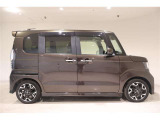 運転席側の真横からのサイドフォルム、シンプルで飽きのこないスタイリッシュなスタイルですね!乗降しやすそうなのがわかります。
