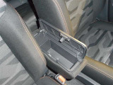 運転席と助手席の間のひじ掛けの中に小物を入れるスペースがあります!