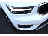 ひときわ印象的なT字型のLEDヘッドライトは、新世代のボルボを象徴するユニークなアイコンとなっています。LEDデイタイム・ランニング・ライトやポジションライト、ウインカーの役割も果たします。