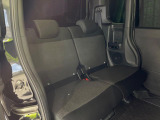 後部座席も気になるようなキズ・汚れやへたり等、大きなダメージはなく、良好な状態です。
