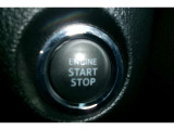 プッシュスタート付き。スマートキーを携帯していればキーを取り出さずにドアを施錠&解錠。クルマの始動も可能です。