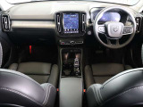 コンパクトなXC40でも上級車種と同様に、縦長式の大型タッチパネルを主体としたインテリア スマートフォン感覚でナビゲーションやオーディオなどを操作できます