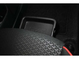 助手席シートアンダートレイ装備!色々収納でき室内もスッキリ!