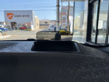 運転席の目の前に現れるヘッドアップディスプレイ。全モデルに標準装備となったヘッドアップディスプレイ。ドライビングに必要なコンテンツを運転手の視界上に映し出しサポートします。