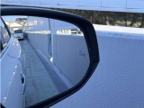隣車線を走る車両をレーダーで検知し、ドアミラーでは確認しにくい後側方エリアに存在する車両に加え、急接近してくる車両も検知します。車両を検知するとドアミラーに搭載されたLEDインジケーターが点灯します。