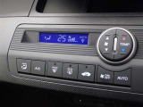 ★エアコンはオートタイプが装着済みです!オートモードにしておけば、車内温度を設定するだけで風の料や吹き出し口の切り替えを機械が行ってくれます!一年中快適な環境を作れますよ♪
