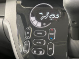 【オートエアコン】一度お好みの温度に設定すれば、車内の温度を検知し風量や温度を自動で調整。暑い&hellip;寒い&hellip;と何度もスイッチ操作をする必要はありません。快適な車内空間には必須の機能ですね♪