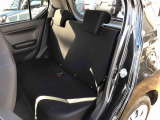リヤシートも足元広々空間。