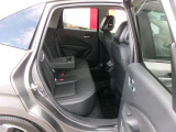 ドア開口部が大きく開き、足元広々ゆったり乗れます。センターアームレスト。