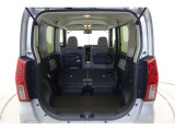 セカンドシートを倒した状態です。セカンドシートは独立可倒、荷物に合わせてラゲッジスペースをアレンジできます。
