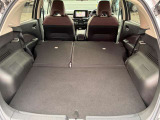 【ラゲッジスペース】ラゲッジルームはリアシートを倒すことで、大容量のスペースを確保♪