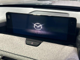 【12.3インチマツダコネクト】車内の雰囲気にマッチした大型ディスプレイ。スマホ接続でのナビ使用やBluetooth再生等、様々な機能が楽しめます。直感的なダイヤル操作が可能で、使い勝手も良好です。