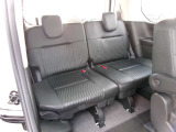足元広々ゆったり乗れます。後席がシートスライドします。