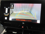 バックでの車庫入れはハンドルと連動したガイドラインが出る「バックガイドモニター」がサポートいたします。