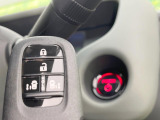 【Hondaスマートキー】カバンやポケットに入れたままでもドアの施錠・解錠が可能なスマートキーを装備。エンジンのオン・オフ時もカギを取り出す必要が無いからとっても便利です♪