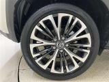 純正アルミホイールが装着されています。