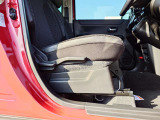 運転席にはシートリフターがございます!高さ、前後、傾きが調節できるので、体格に合わせて適切な運転姿勢を設定できます!