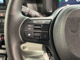 ステアリングにオーディオ操作スイッチが付いています。オーディオ画面に直接タッチしなくても操作が出来ますので、運転に集中できます。