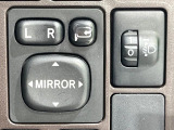 【電動格納ミラー】サイドミラーは電動格納式となっており、狭い駐車場でもキズがつくリスクを抑えられます。
