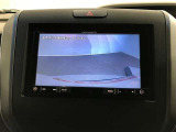 後方の死角を軽減し、狭い場所での切替しや駐車もしやすくなるバックモニターを装備しています。