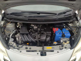 エンジンルームになります。内外装だけでなくこちらも清掃済みです。 納車までにディーラーが使用している工場にもう1度しっかり点検いたしますので、安心してお乗りいただけると思います。