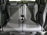 後部座席もゆったり座れます。