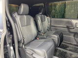 後部座席も気になるようなキズ・汚れやへたり等、大きなダメージはなく、良好な状態です。