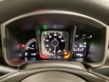 スピードメーターとタコメーターを大きく配した見やすいメーター部になっています。右側のインフォメーション画面でオドメーターや燃費などの情報を確認できます。