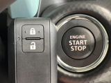 【キーレススタートシステム】カバンやポケットに入れたままでもドアの施錠・解錠が可能なスマートキーを装備。エンジンのオン・オフ時もカギを取り出す必要が無いからとっても便利です♪