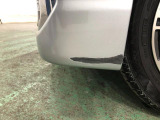 左フロントバンパーに擦り傷があります。