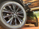 【純正19インチアルミホイール】外観にマッチした純正アルミホイールを装着しております。各種社外アルミホイールや、スタッドレスタイヤも取扱いしております。是非ご相談ください♪