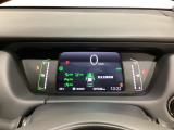 デジタル表示のスピードメーターとタコメーター、燃費やオドメーターなどの表示の他に、ホンダセンシング機能などの表示もできる多機能なマルチインフォメーション・ディスプレイです。