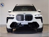 【BMWの伝統-1】BMWの特徴的な&ldquo;キドニーグリル&rdquo;は、80年以上続く伝統の形でございます。変わらないこだわりのデザインが、プレミアムブランド&ldquo;BMW&rdquo;を創り出します。