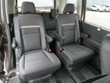 2列目は左右独立シート!リクライニングが可能で快適です。セカンドシートにもシートヒーターが付いています。