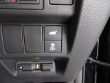 パワーテールゲートの開閉、横滑りを防ぐVSA等のスイッチ類は運転席の右側、手の届きやすい位置にあります。