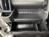 助手席側のインパネトレイは大きくてボックスティッシュも置けます!USBソケット付きでスマホの充電もできます♪