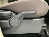 運転席はご自身の適切な運転ポジションへ移動可能なラチェットが付いております。