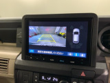 リバースギアに入れるだけで後方の表示へ切り替わります。夜間や雨の日の駐車も楽になりますよ。