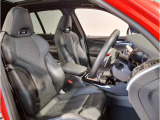 【コックピットシート】BMW車の主役席。車体中央にくる様に配置し車両重心とが一致する事でドライバーと車との一体感あるドライビングを実現。人間工学に基づき形成した形状が長時間のドライブ疲労も軽減します!