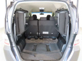 3列目のシートを跳ね上げると大きな荷物もらくらくと積むことができます。